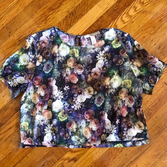 Tops - Playful floral top 🌸